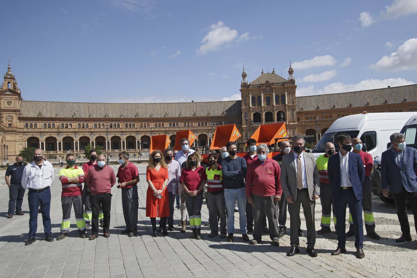 Presentación de la nueva flota de vehículos en la Plaza de España