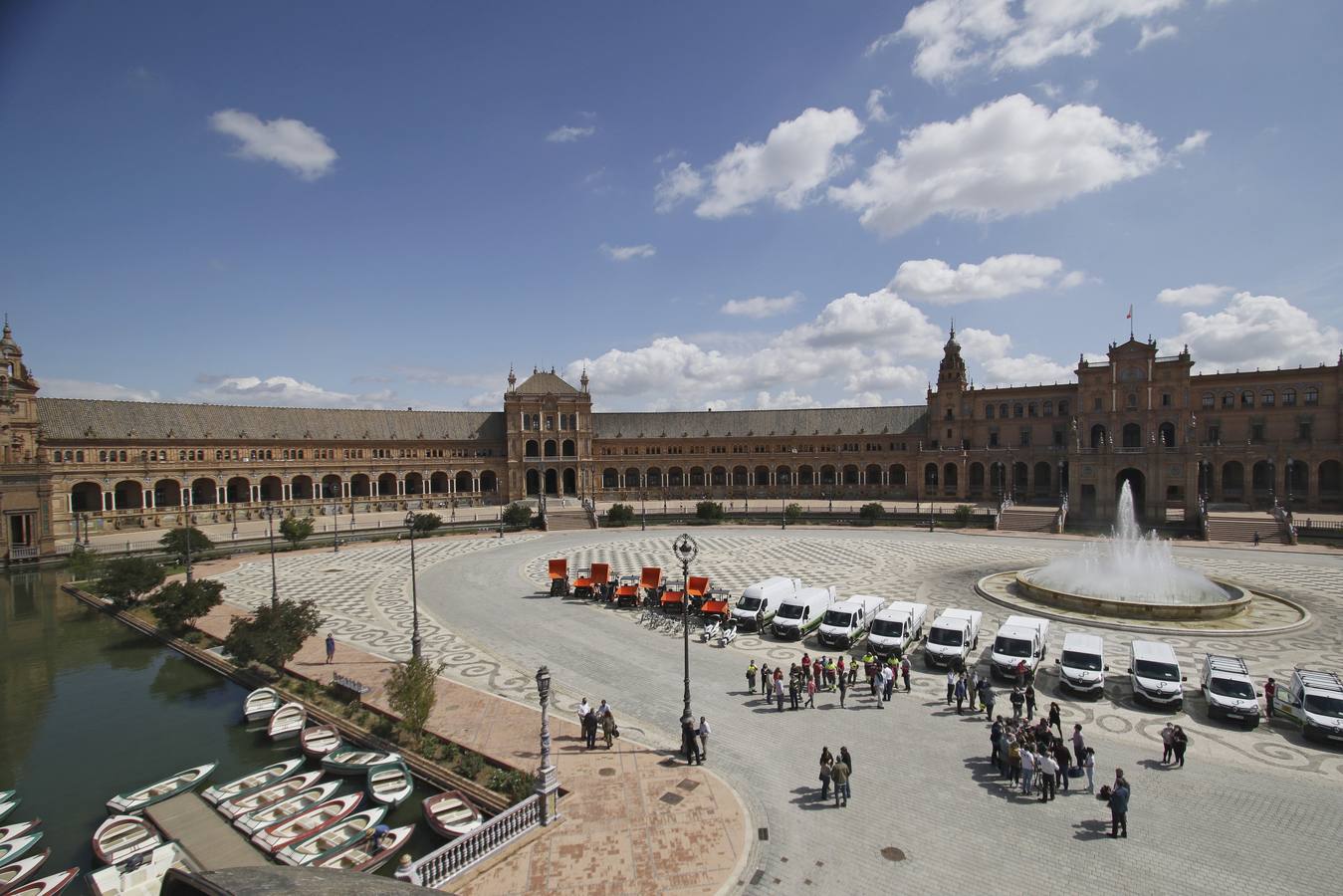 Presentación de la nueva flota de vehículos en la Plaza de España