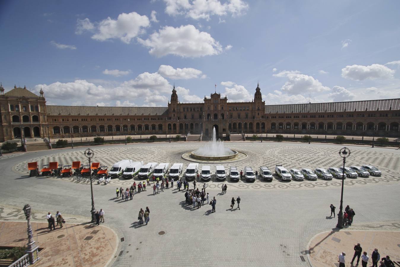Presentación de la nueva flota de vehículos en la Plaza de España