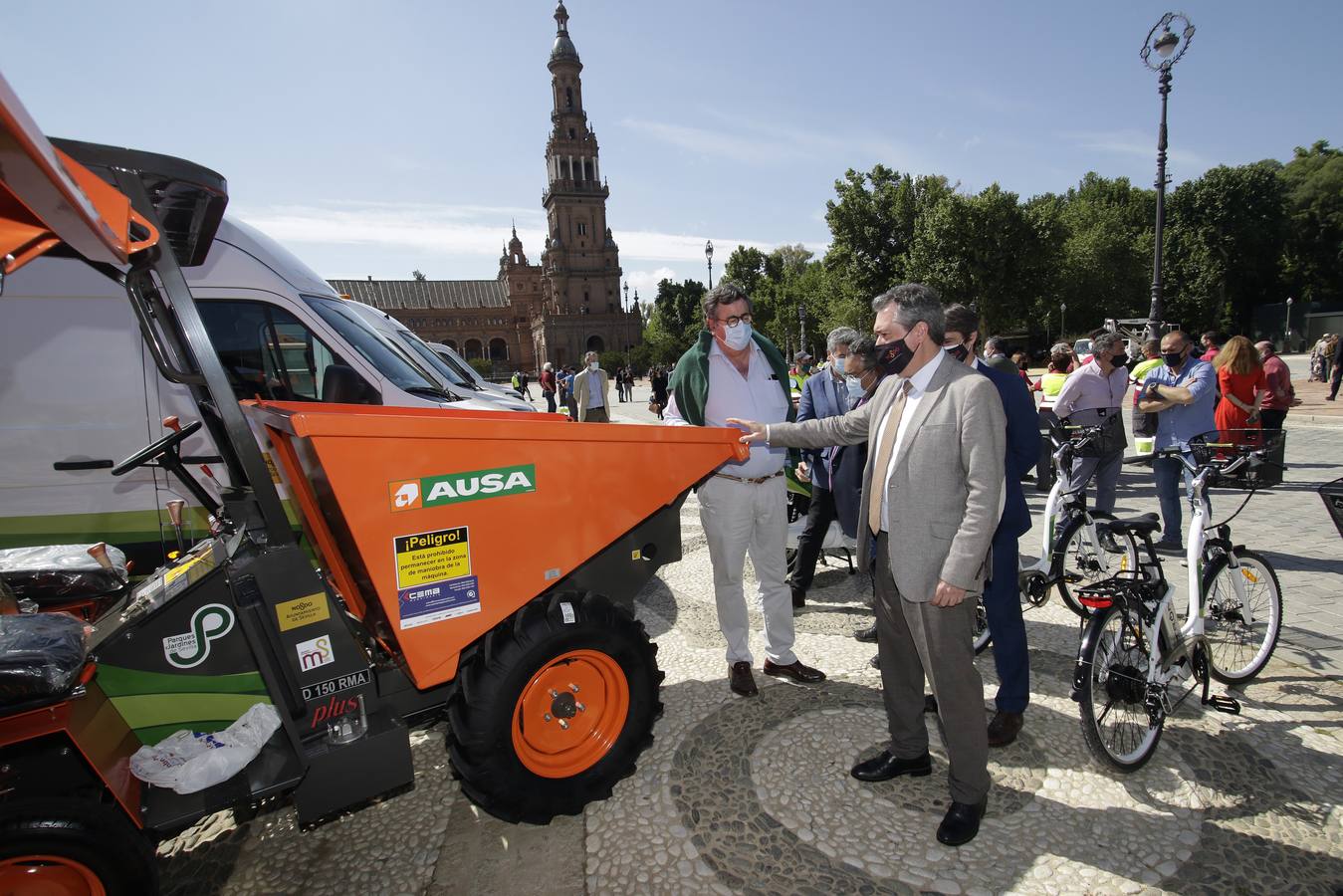 Presentación de la nueva flota de vehículos en la Plaza de España