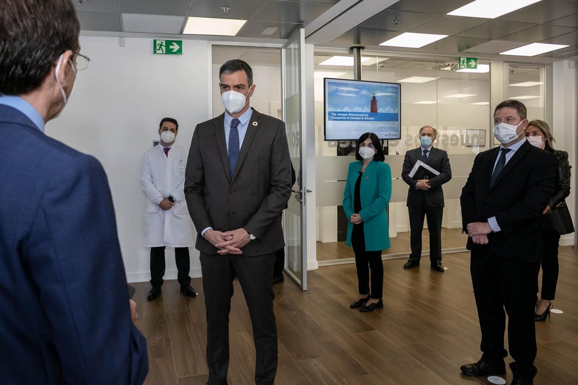 Pedro Sánchez visita las instalaciones de la farmacéutica Janssen en Toledo