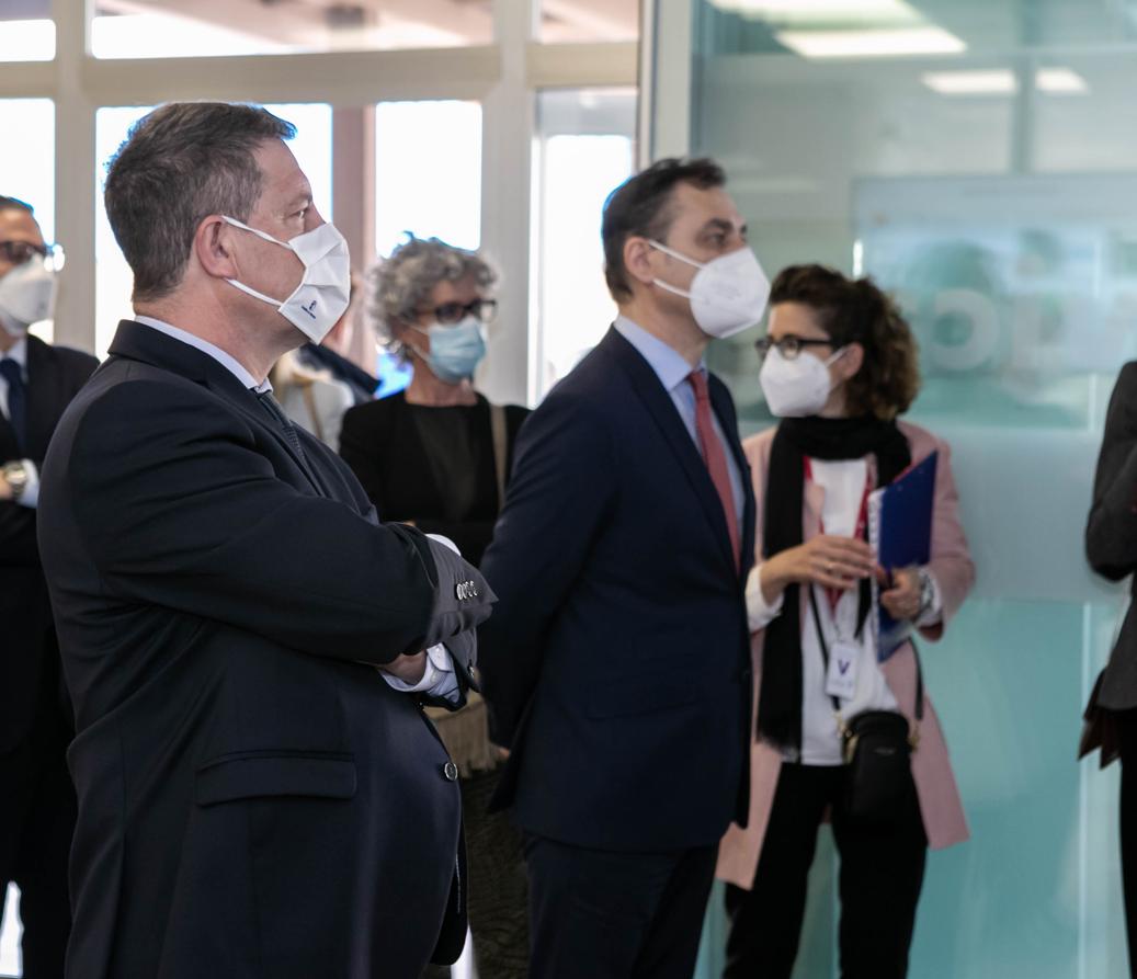 Pedro Sánchez visita las instalaciones de la farmacéutica Janssen en Toledo