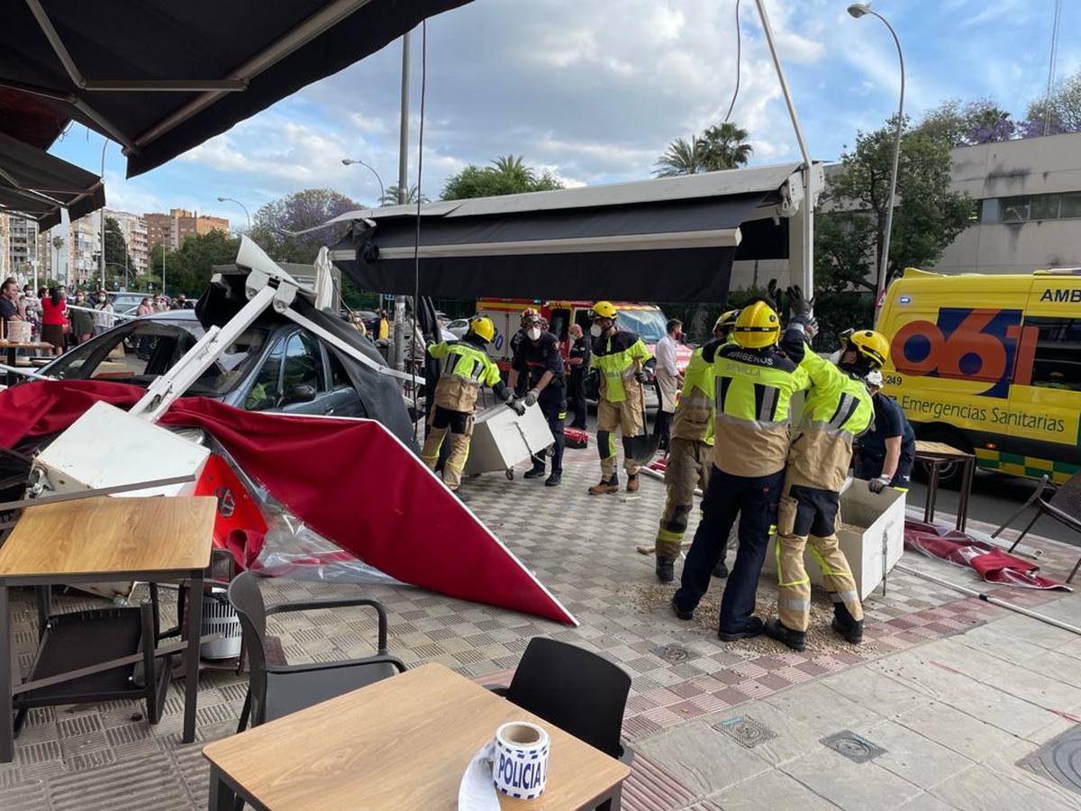 Dos heridos graves en Los Remedios tras ser arrollados por un conductor ebrio en la terraza de un bar