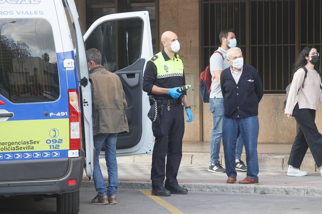 Dos heridos graves en Los Remedios tras ser arrollados por un conductor ebrio en la terraza de un bar