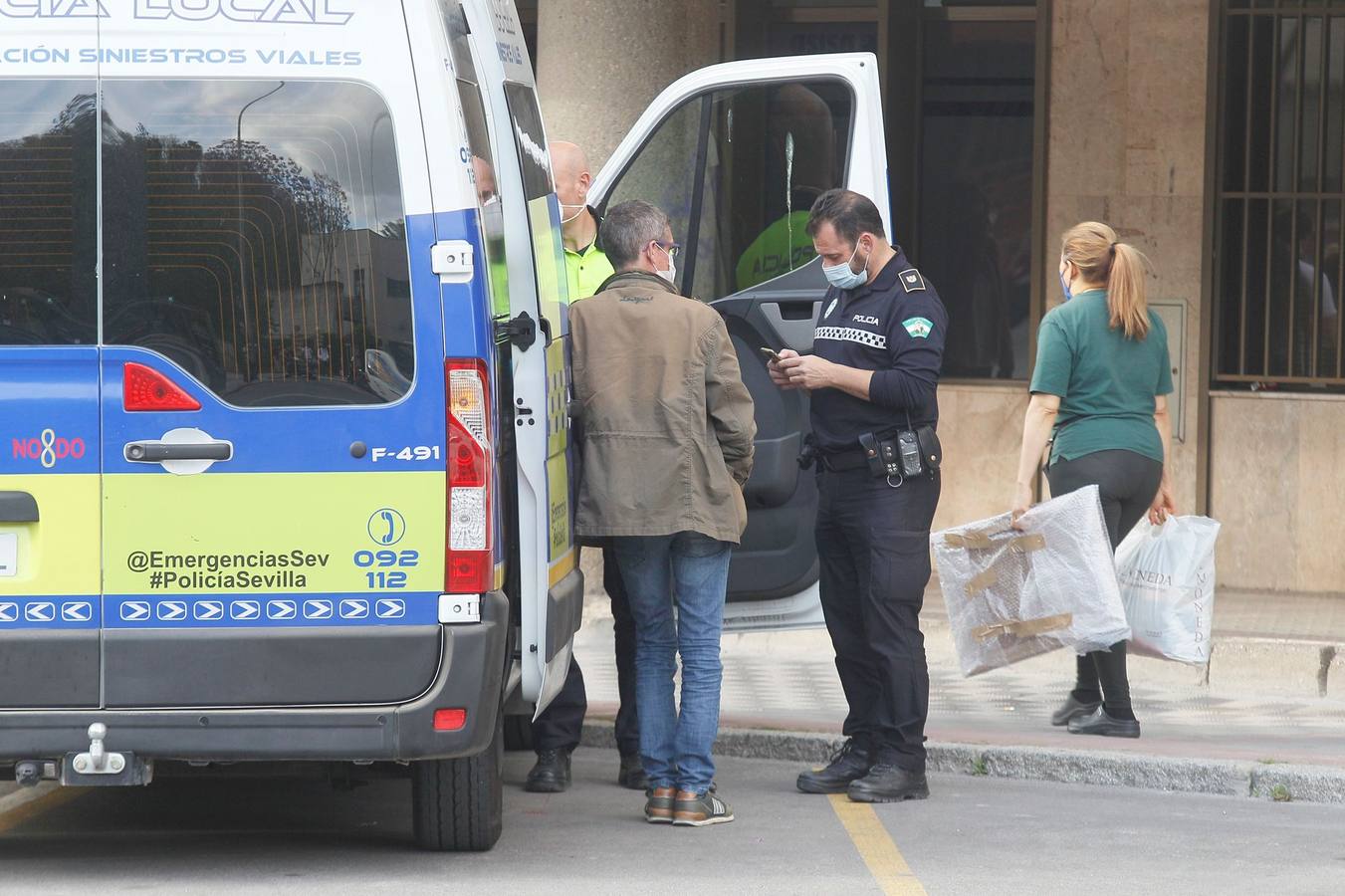 Dos heridos graves en Los Remedios tras ser arrollados por un conductor ebrio en la terraza de un bar