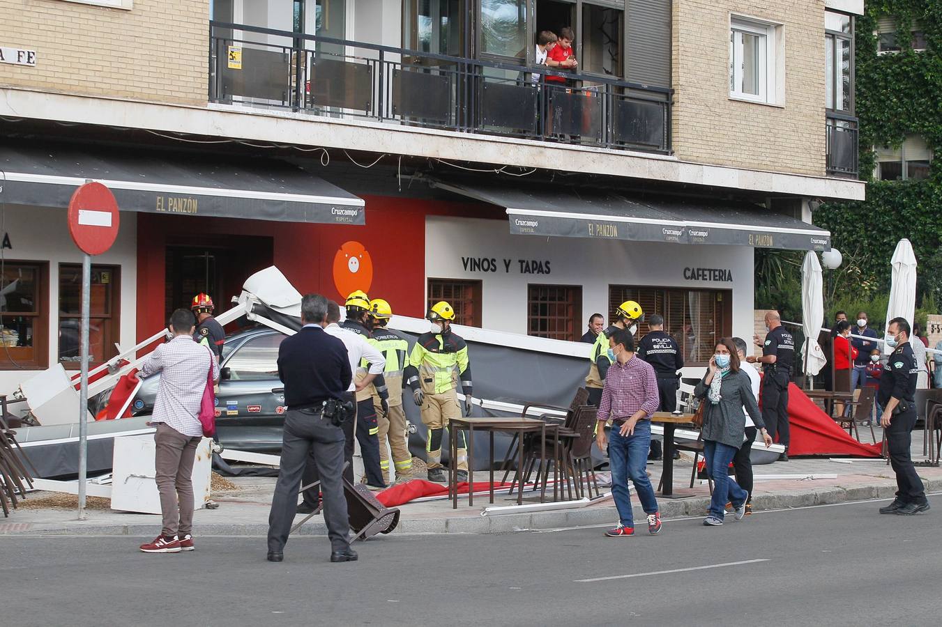 Dos heridos graves en Los Remedios tras ser arrollados por un conductor ebrio en la terraza de un bar