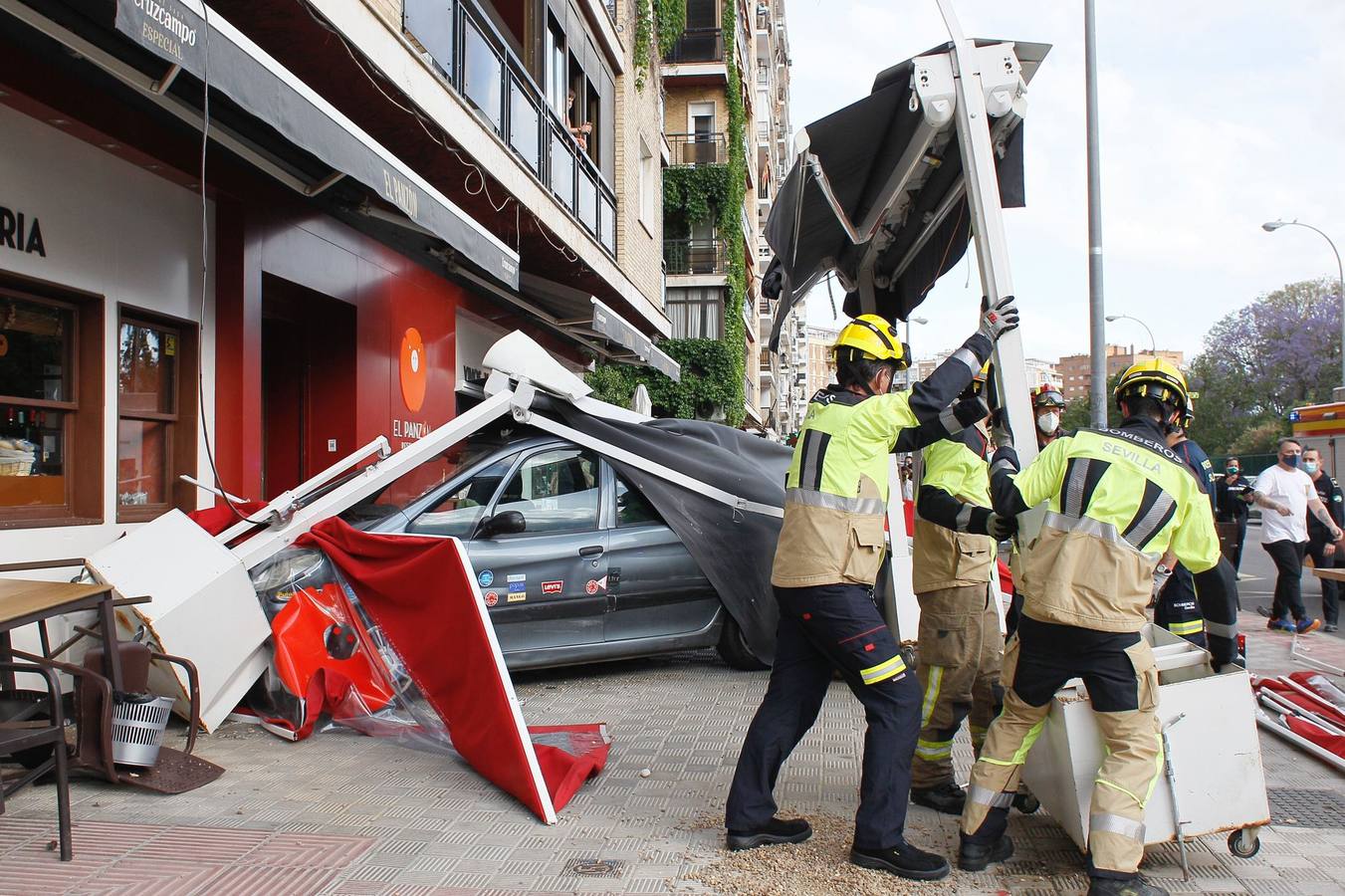 Dos heridos graves en Los Remedios tras ser arrollados por un conductor ebrio en la terraza de un bar