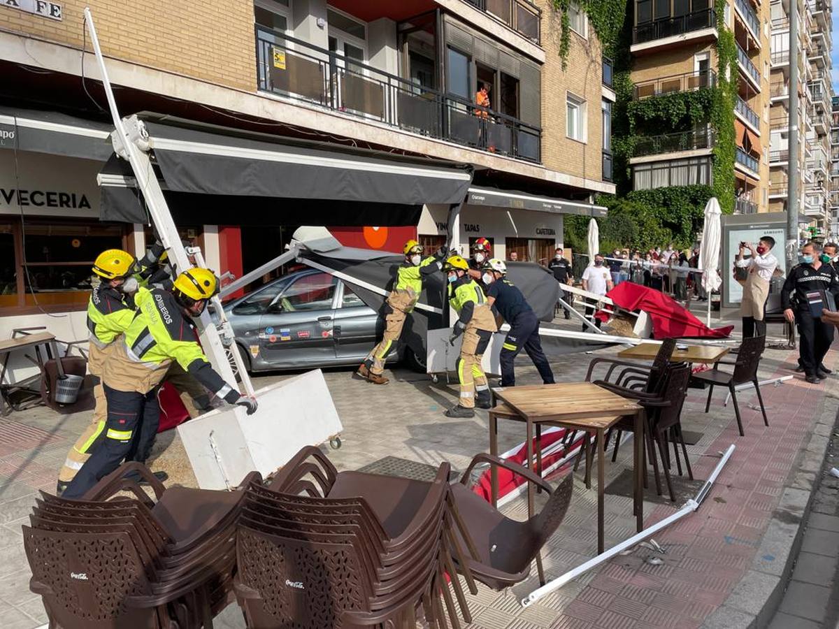 Dos heridos graves en Los Remedios tras ser arrollados por un conductor ebrio en la terraza de un bar