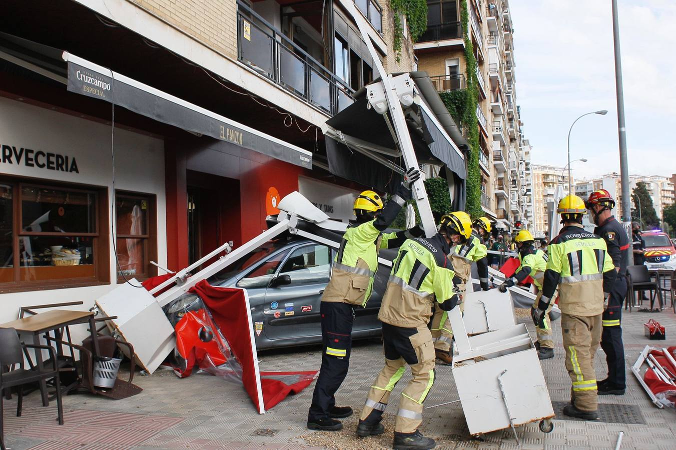 Dos heridos graves en Los Remedios tras ser arrollados por un conductor ebrio en la terraza de un bar