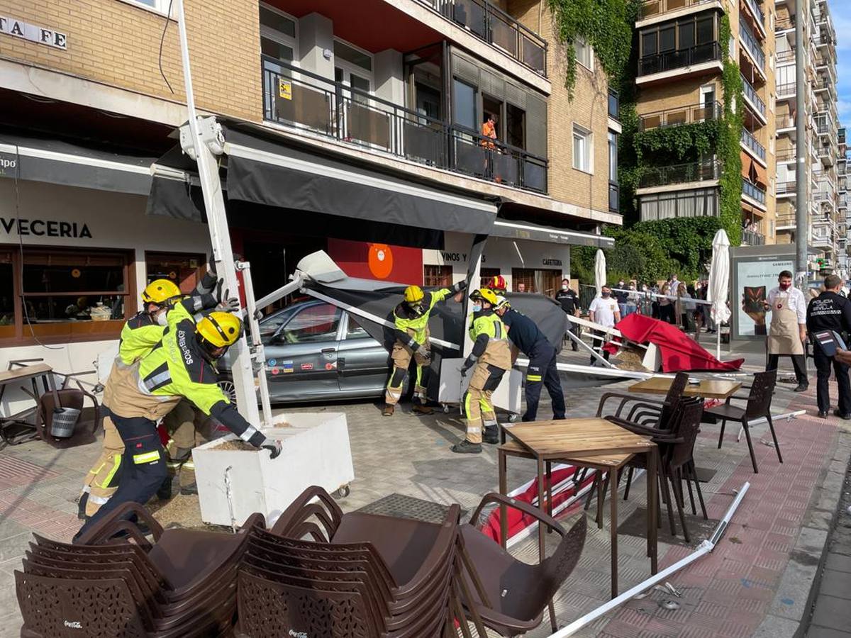 Dos heridos graves en Los Remedios tras ser arrollados por un conductor ebrio en la terraza de un bar