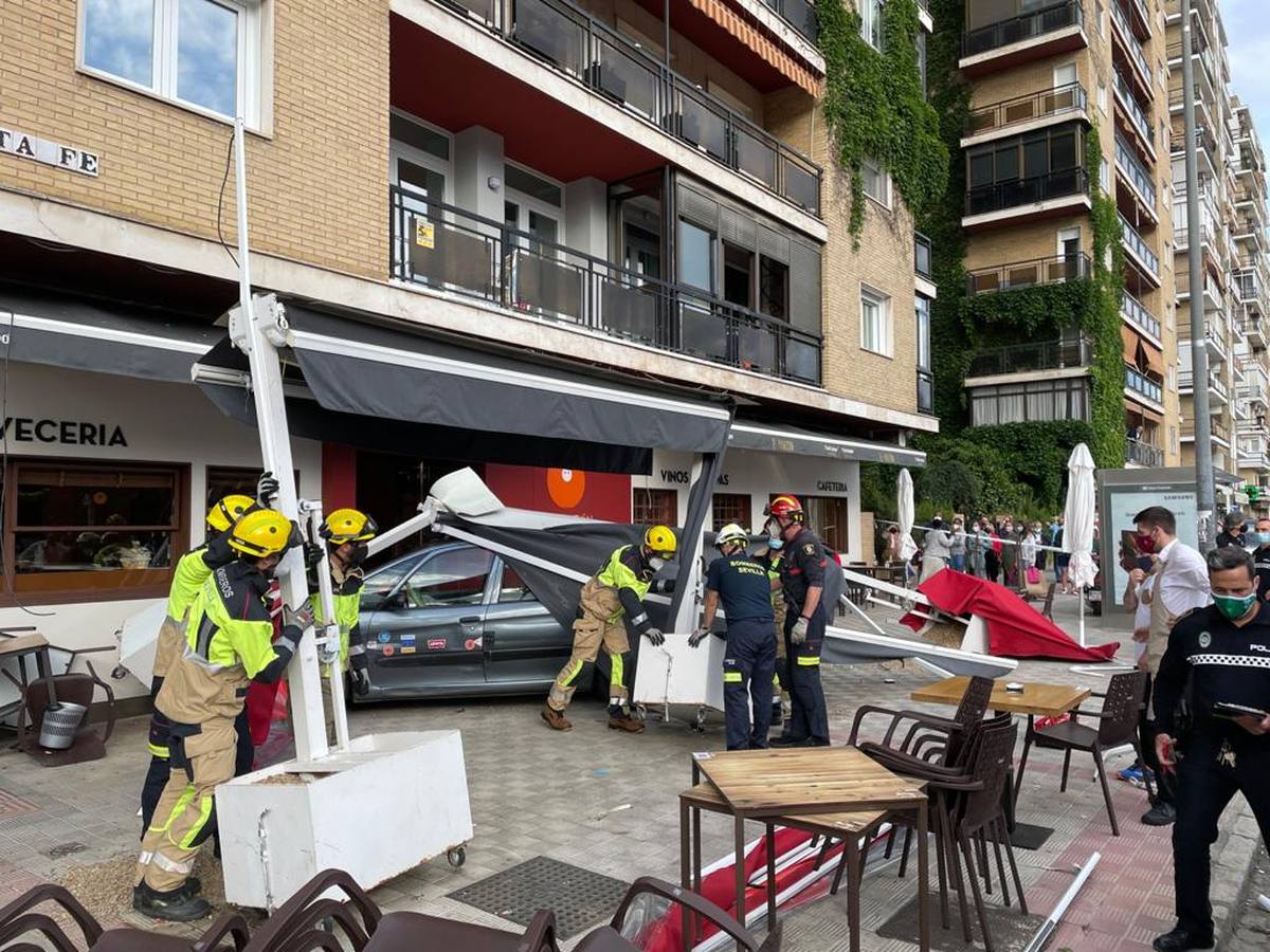 Dos heridos graves en Los Remedios tras ser arrollados por un conductor ebrio en la terraza de un bar