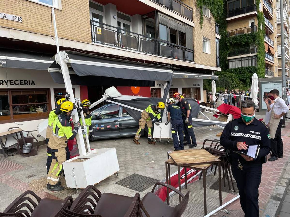 Dos heridos graves en Los Remedios tras ser arrollados por un conductor ebrio en la terraza de un bar