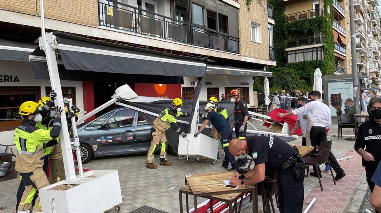 Dos heridos graves en Los Remedios tras ser arrollados por un conductor ebrio en la terraza de un bar