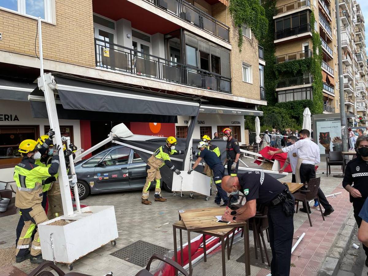 Dos heridos graves en Los Remedios tras ser arrollados por un conductor ebrio en la terraza de un bar