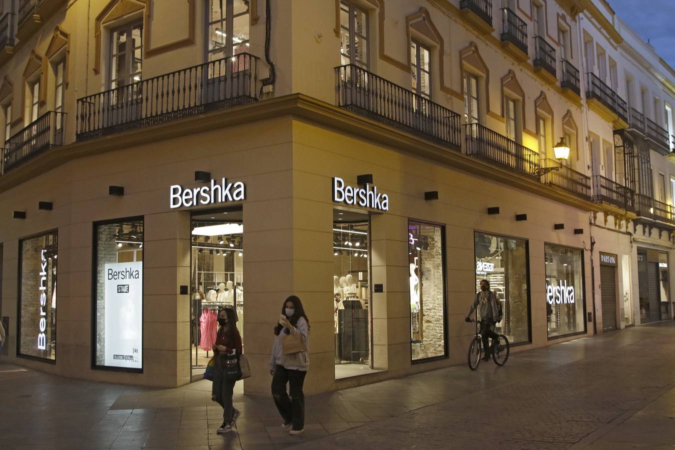 En imágenes, Sevilla recupera el ambiente nocturno con los bares abiertos hasta las 23.00 horas