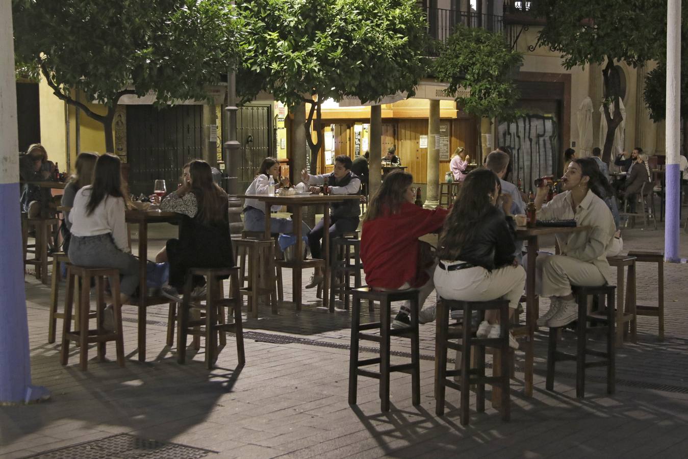 En imágenes, Sevilla recupera el ambiente nocturno con los bares abiertos hasta las 23.00 horas