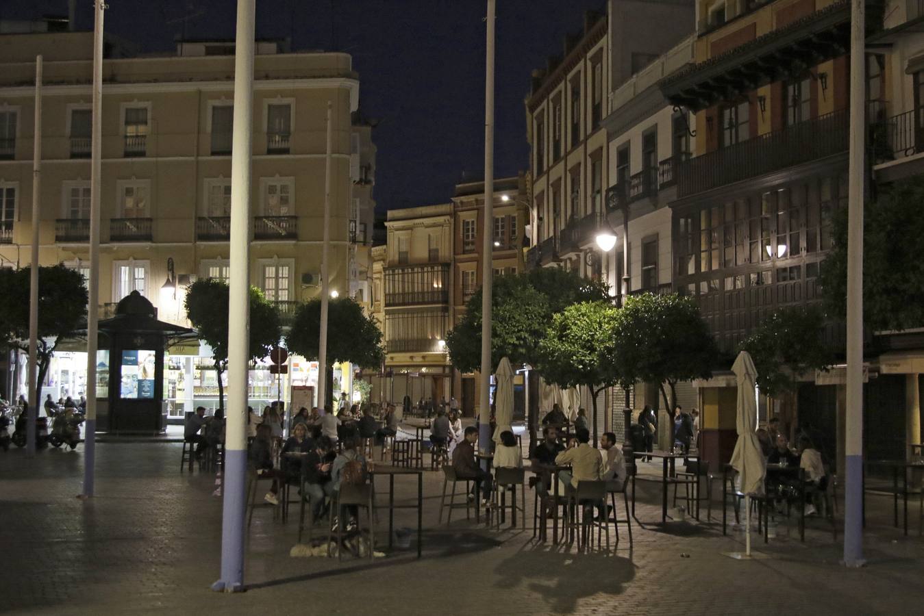 En imágenes, Sevilla recupera el ambiente nocturno con los bares abiertos hasta las 23.00 horas