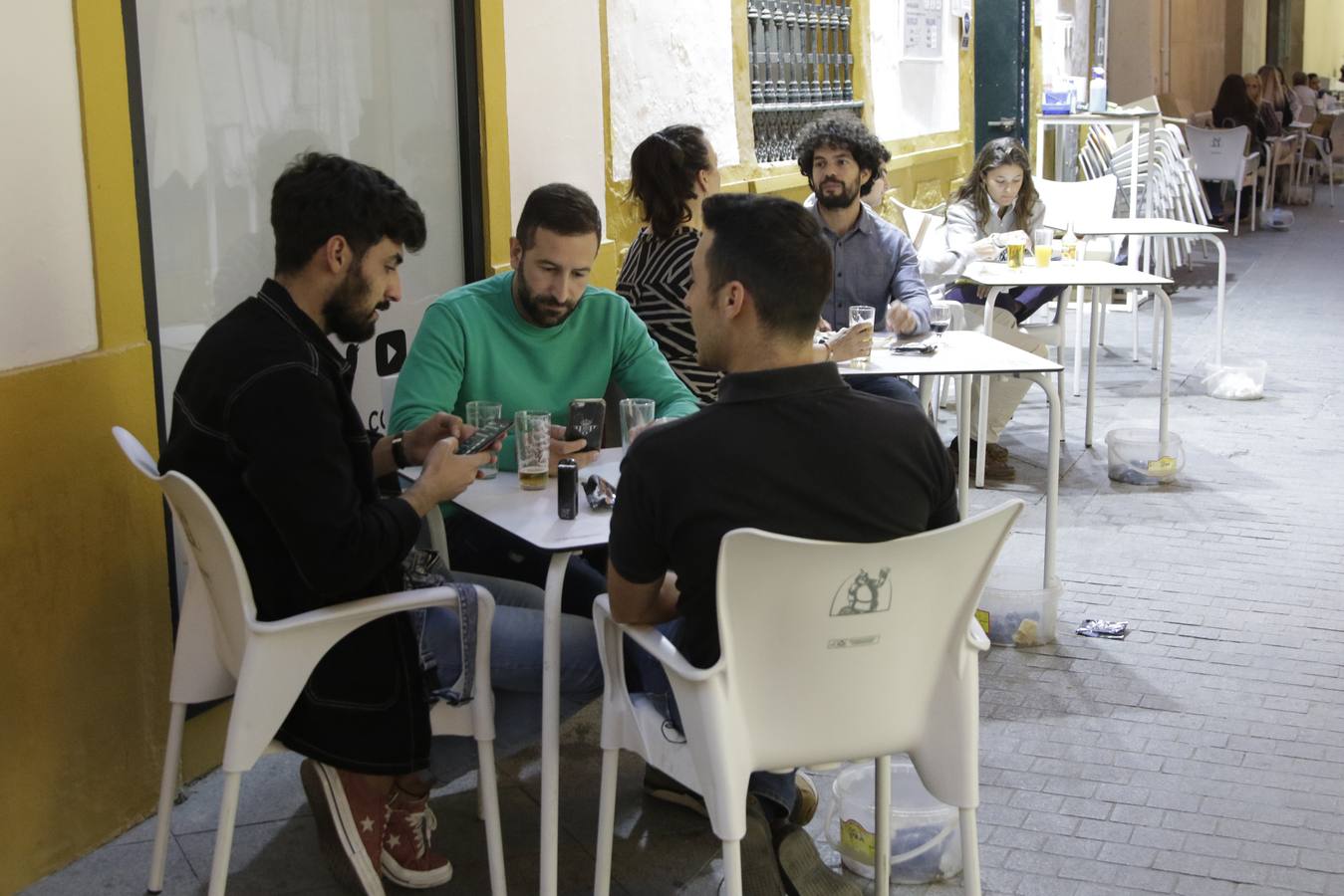 En imágenes, Sevilla recupera el ambiente nocturno con los bares abiertos hasta las 23.00 horas