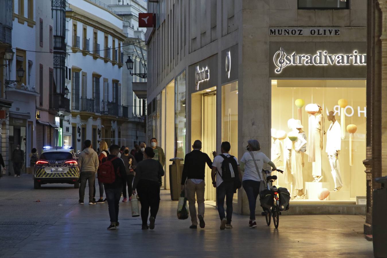 En imágenes, Sevilla recupera el ambiente nocturno con los bares abiertos hasta las 23.00 horas