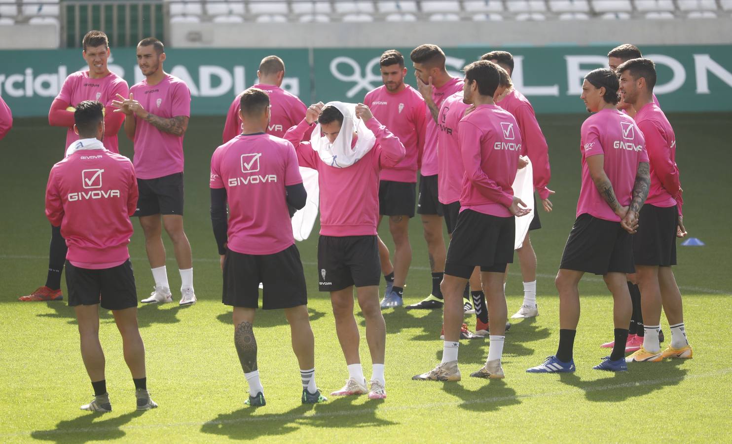 El entrenamiento del Córdoba CF en el estadio, en imágenes