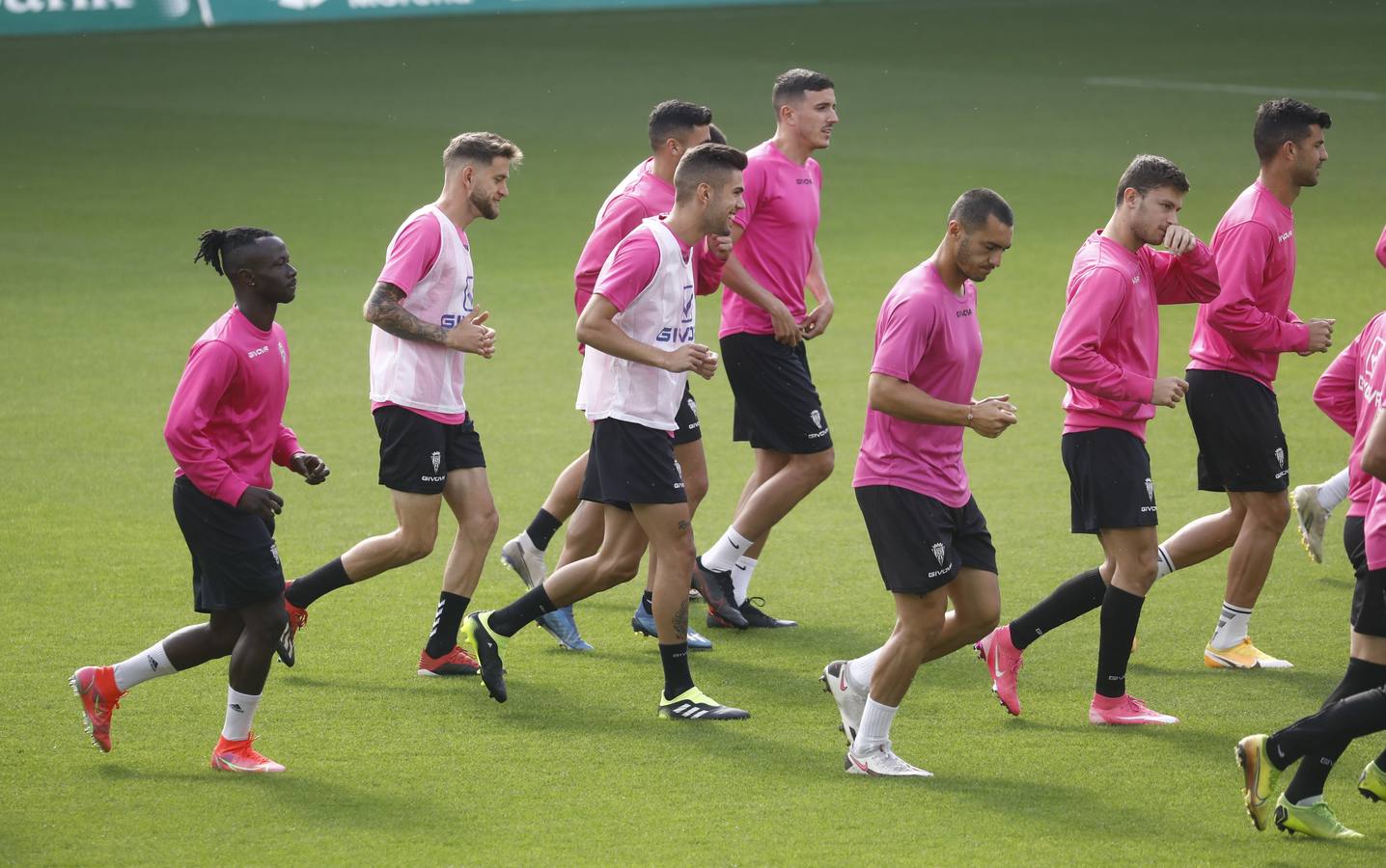 El entrenamiento del Córdoba CF en el estadio, en imágenes