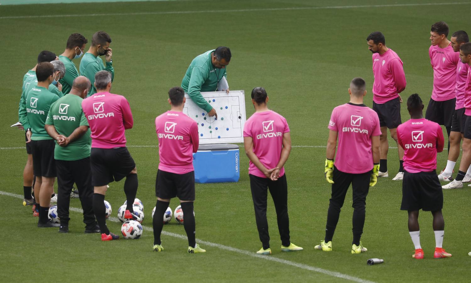 El entrenamiento del Córdoba CF en el estadio, en imágenes