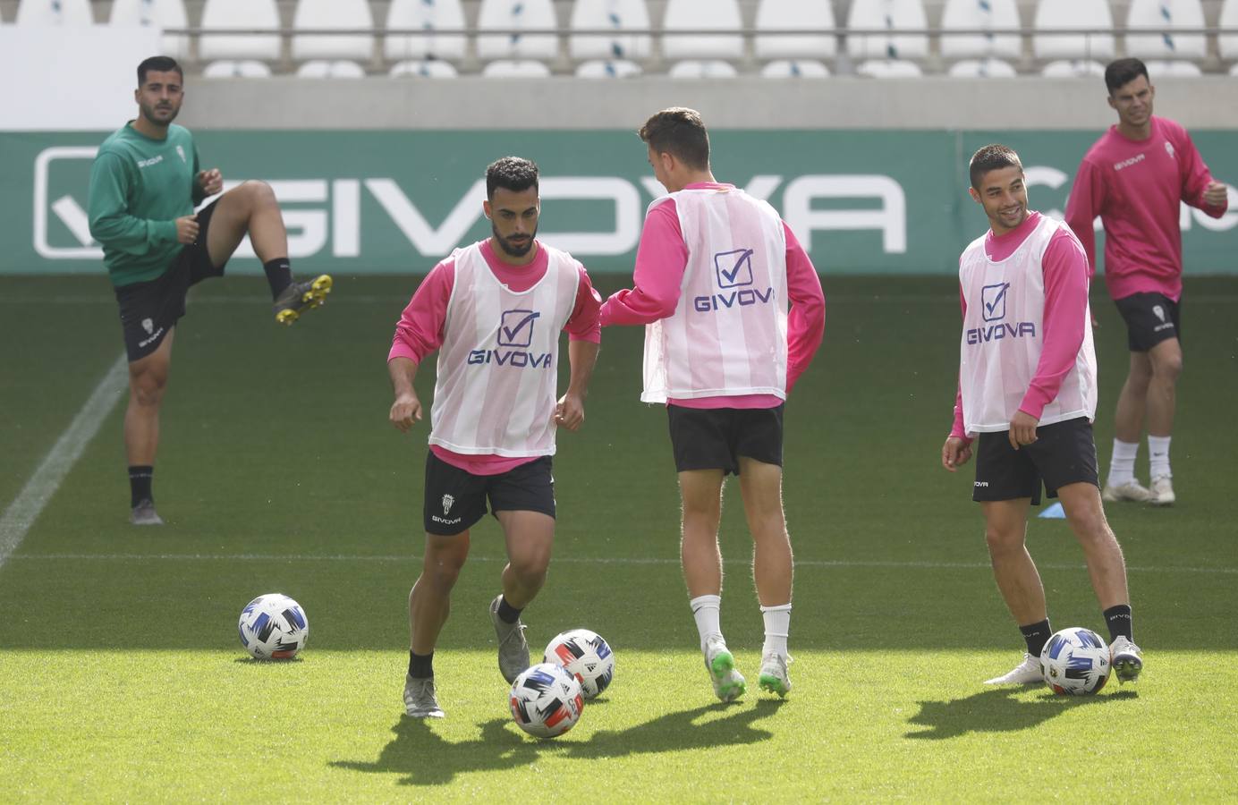 El entrenamiento del Córdoba CF en el estadio, en imágenes