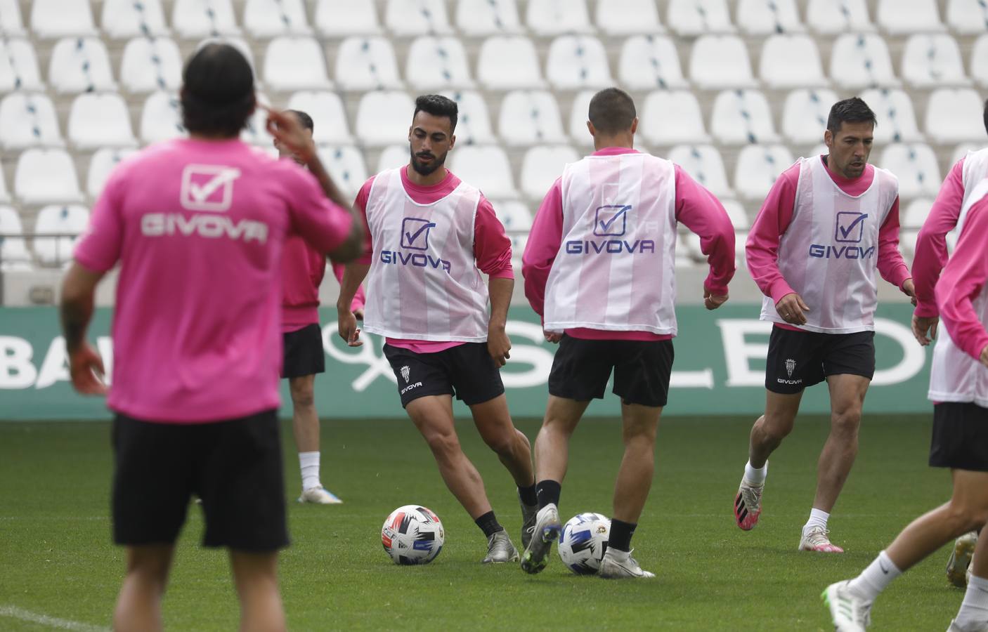 El entrenamiento del Córdoba CF en el estadio, en imágenes