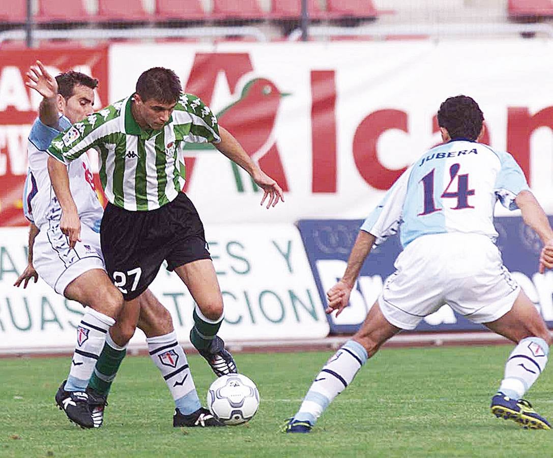 Debutó el 3 de septiembre de 2000 en el estadio de San Lázaro ante el Compostela en Segunda división