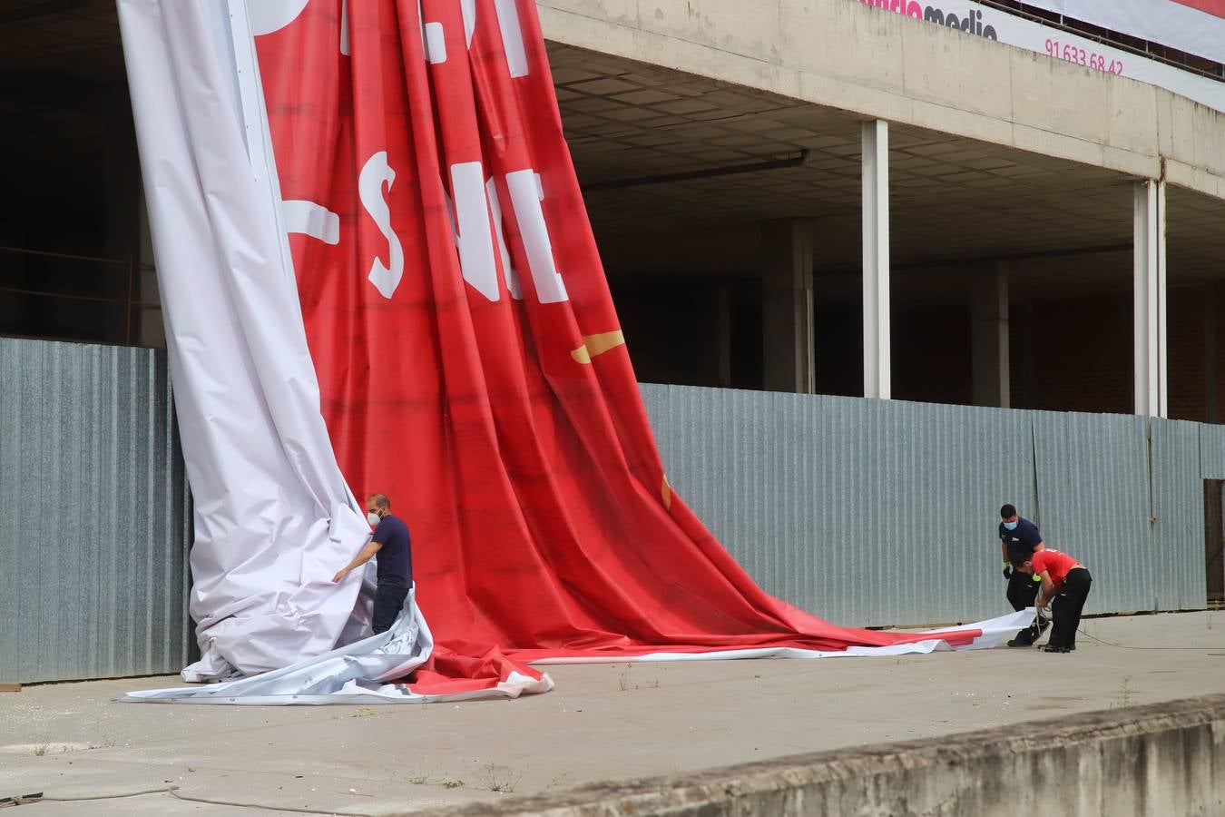 La retirada de la lona de preferencia de El Arcángel, en imágenes