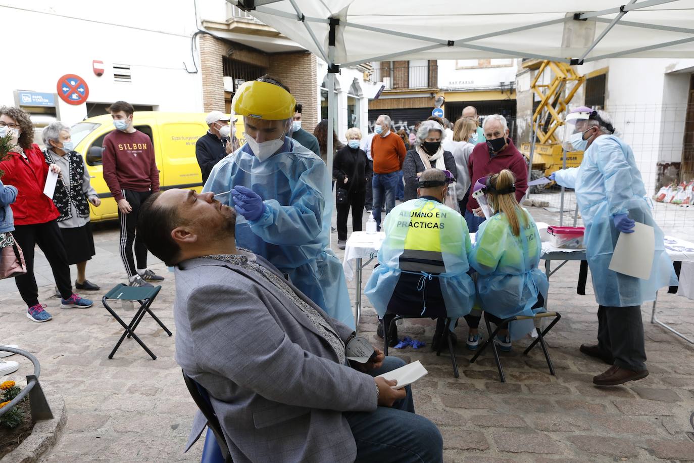 Las pruebas del Covid a los dueños de los Patios de Córdoba, en imágenes