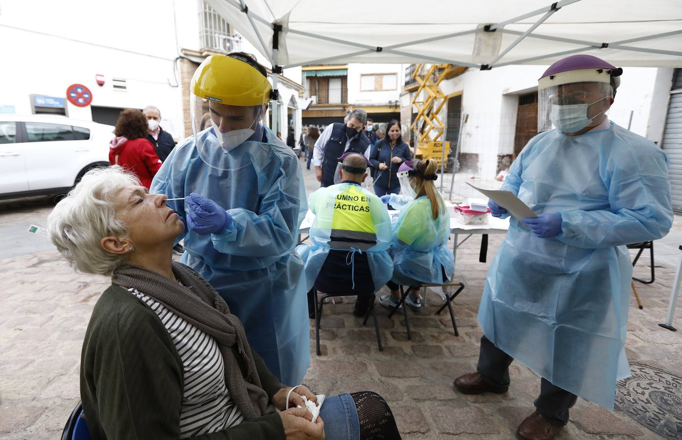 Las pruebas del Covid a los dueños de los Patios de Córdoba, en imágenes