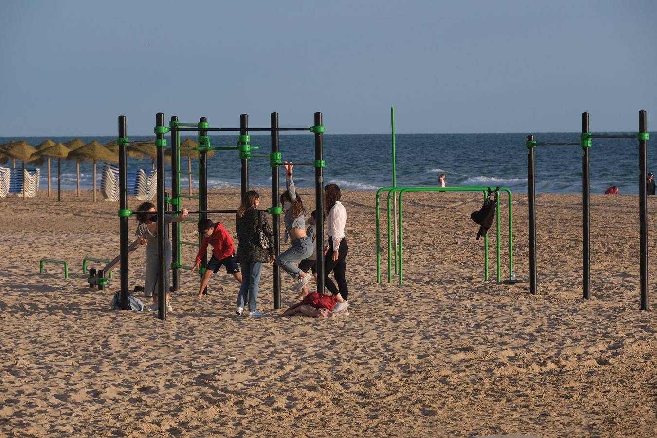 FOTOS: El buen tiempo y la movilidad animan el consumo en la Bahía de Cádiz