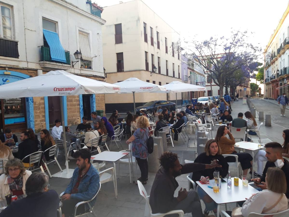 FOTOS: El buen tiempo y la movilidad animan el consumo en la Bahía de Cádiz