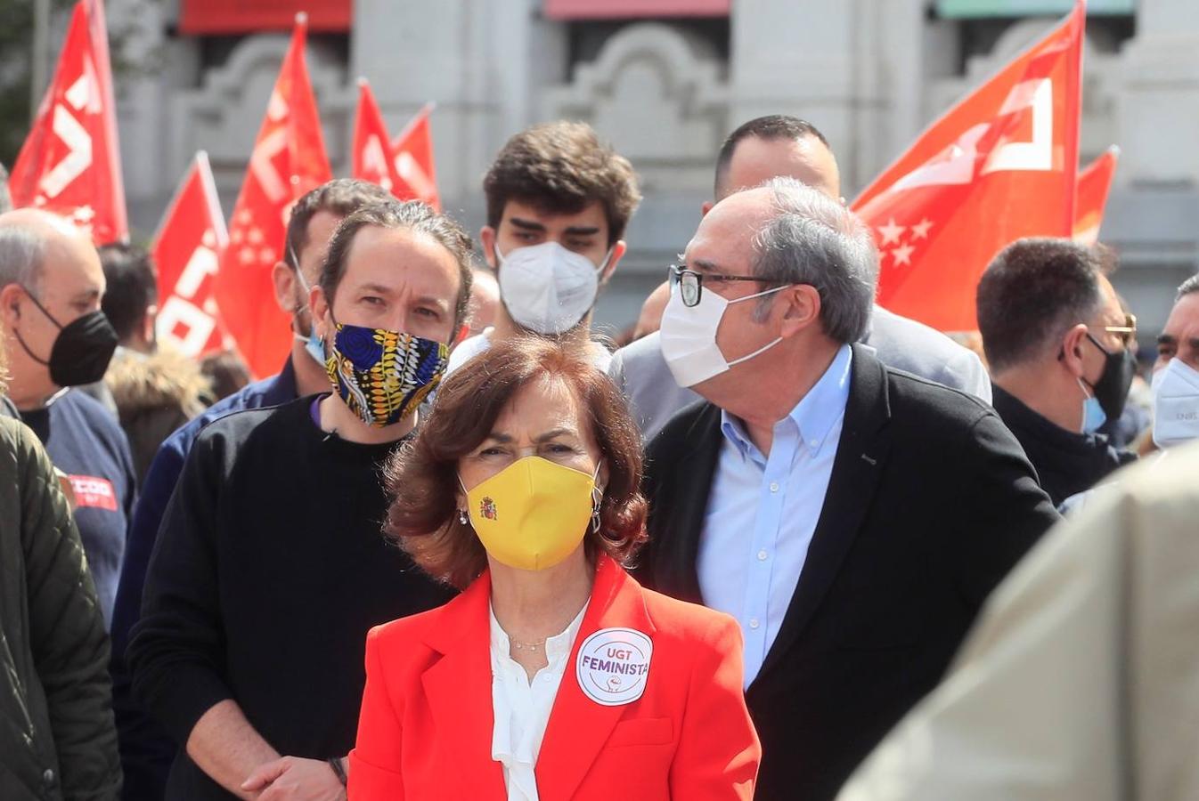 La vicepresidenta primera del Gobierno, Carmen Calvo (c), junto al candidato de Unidas Podemos a la Comunidad de Madrid, Pablo Iglesias (i), y del candidato del PSOE a la región, Ángel Gabilondo (d). 