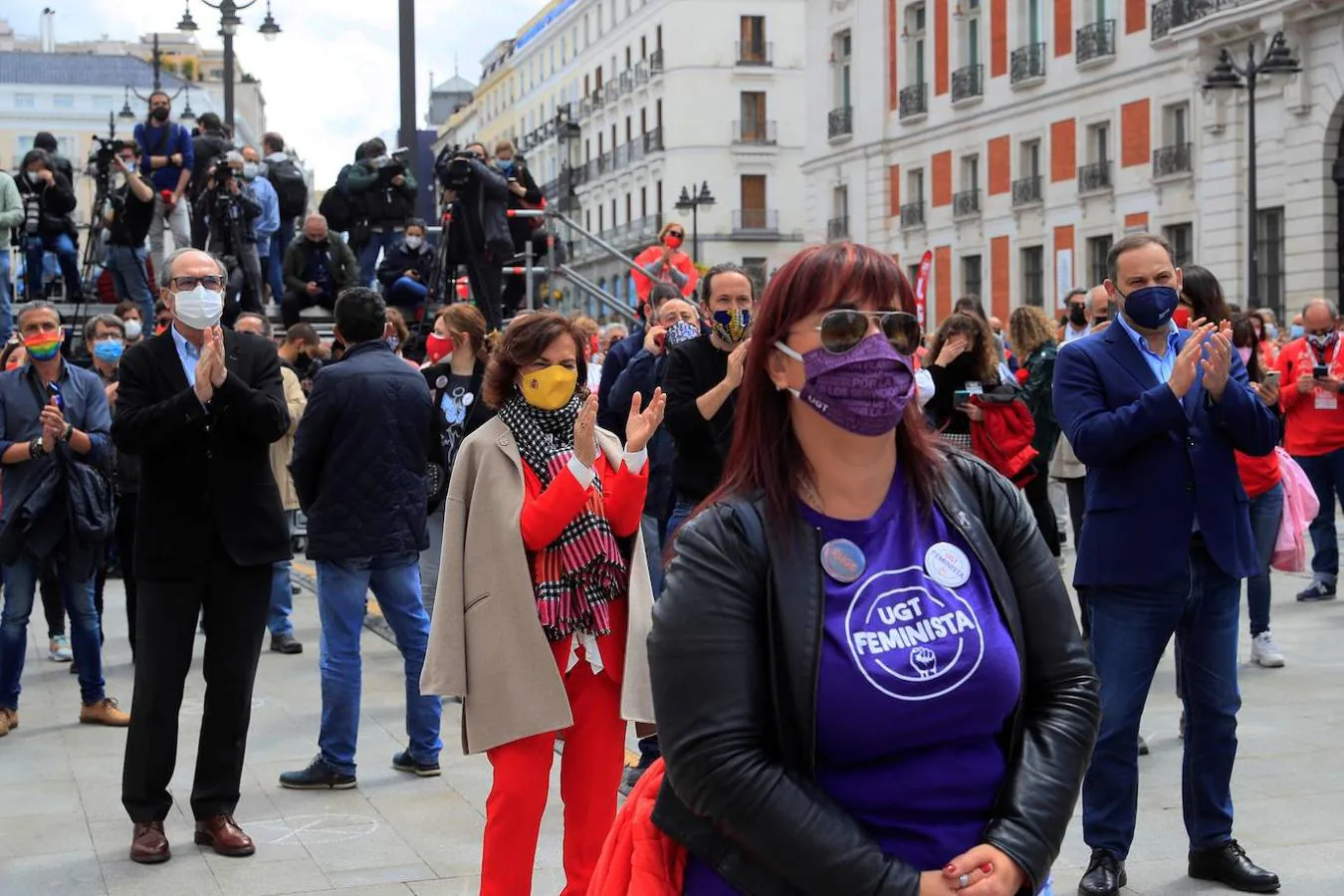 El candidato de Unidas Podemos a la Comunidad de Madrid, Pablo Iglesias (2i), y del candidato del PSOE a la región, Ángel Gabilondo (i), y la vicepresidenta Primera del Gobierno, Carmen Calvo, participan en la manifestación del Primero de Mayo. 