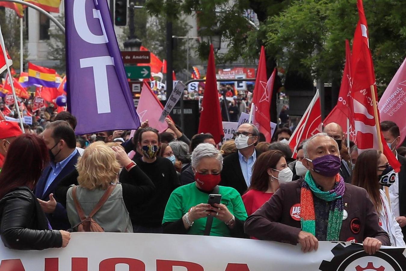 El candidato de Unidas Podemos a la Comunidad de Madrid, Pablo Iglesias (c-i), y el candidato del PSOE, Ángel Gabilondo (c-d), tras la portavoz del PSOE en el Congreso, Adriana Lastra, y el líder de UGT, Pepe Álvarez (d), participan en la manifestación del Primero de Mayo, convocada este sábado en Madrid. 