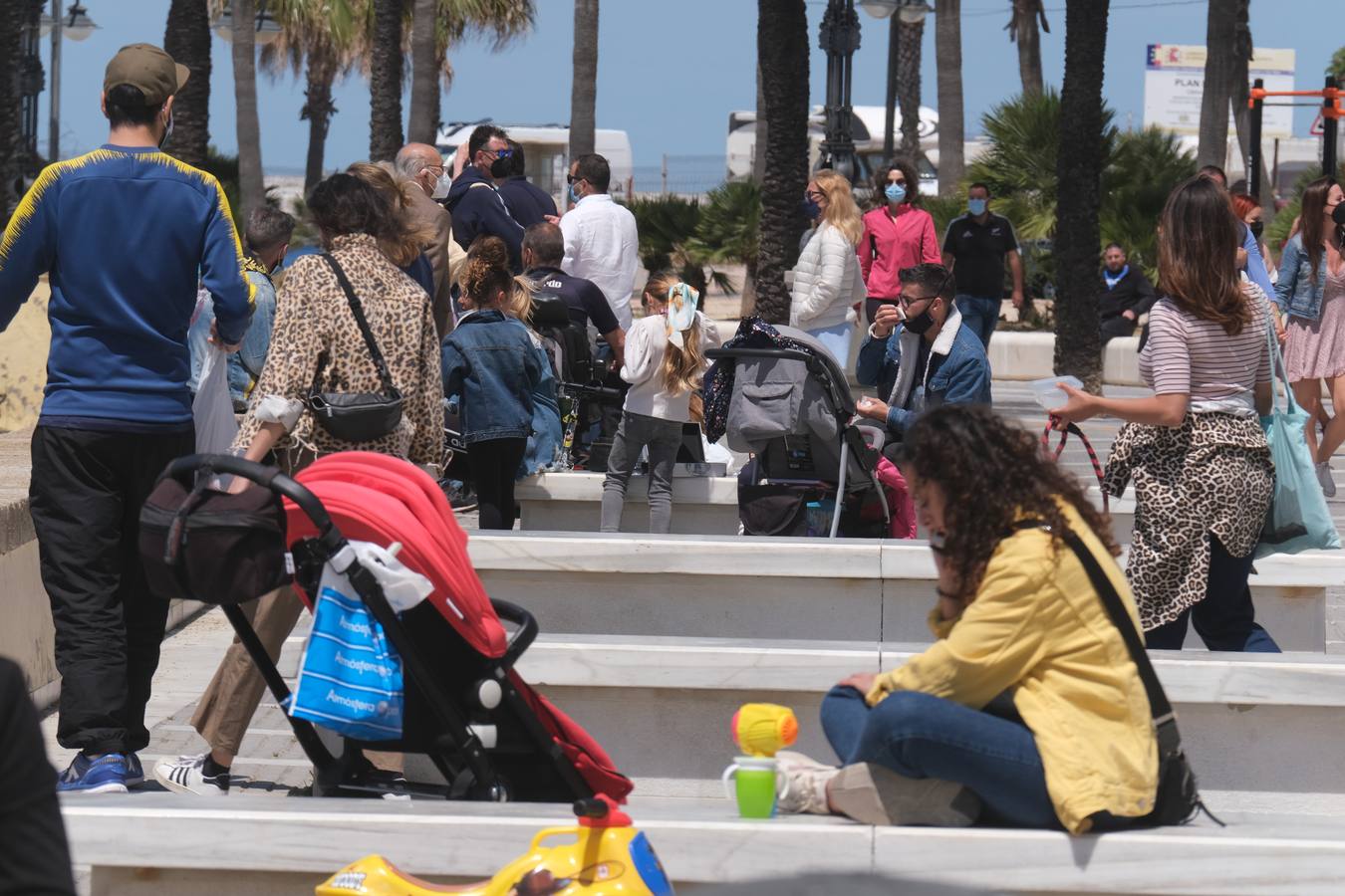 Ambiente en las terrazas y en la playa en Cádiz el primer fin de semana de mayo