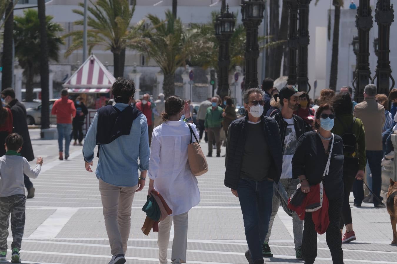 Ambiente en las terrazas y en la playa en Cádiz el primer fin de semana de mayo