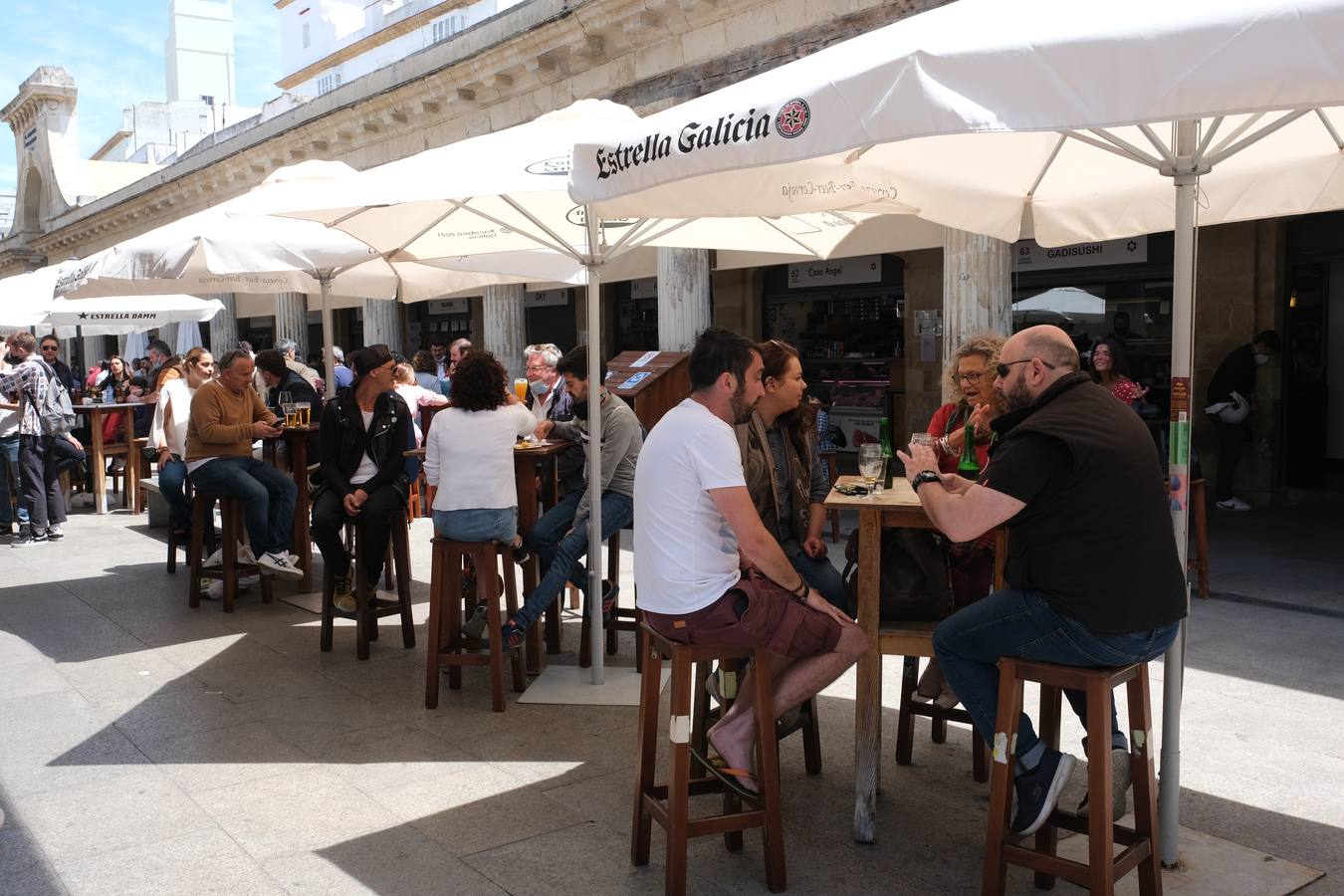 Ambiente en las terrazas y en la playa en Cádiz el primer fin de semana de mayo