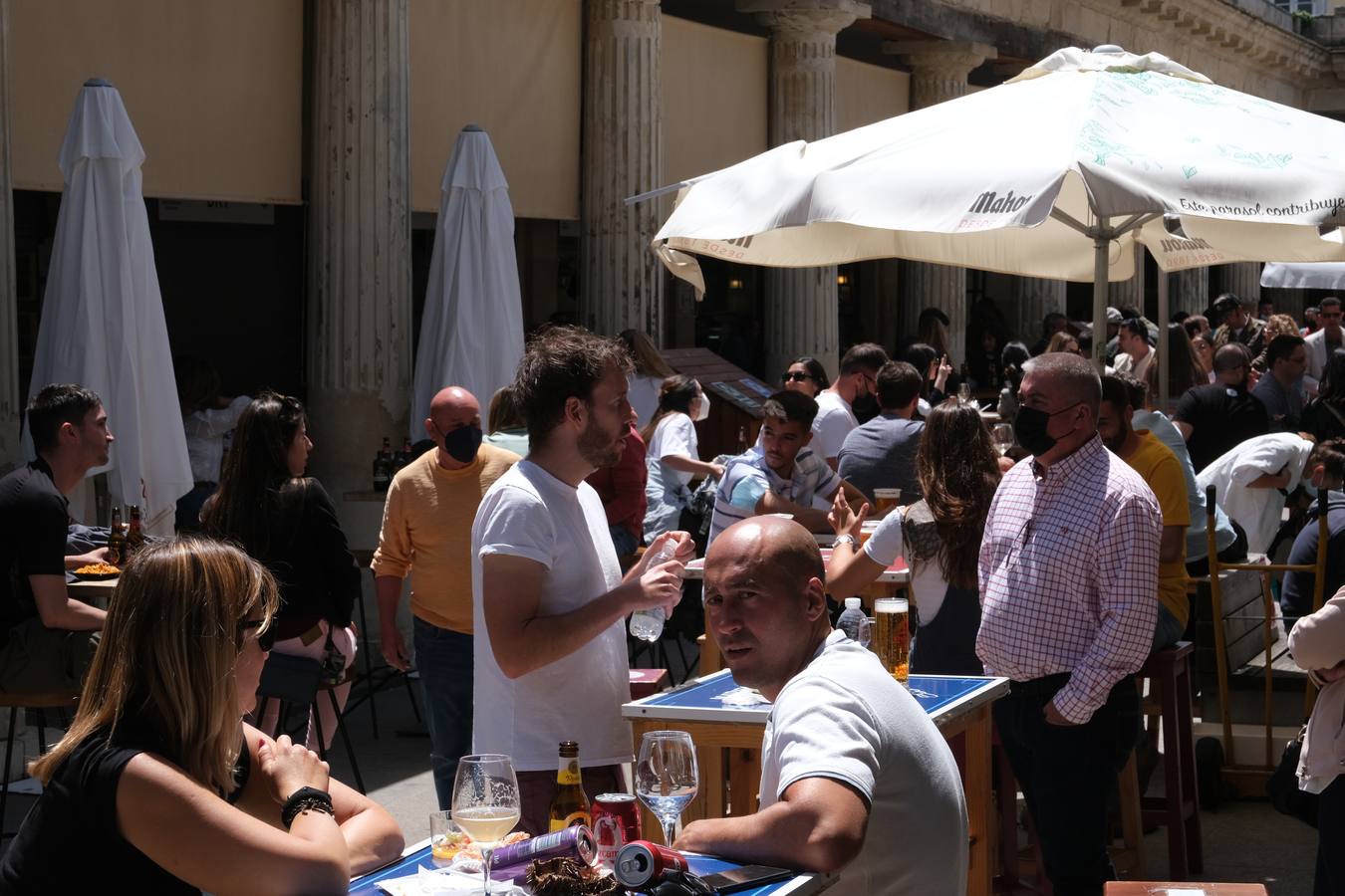 Ambiente en las terrazas y en la playa en Cádiz el primer fin de semana de mayo