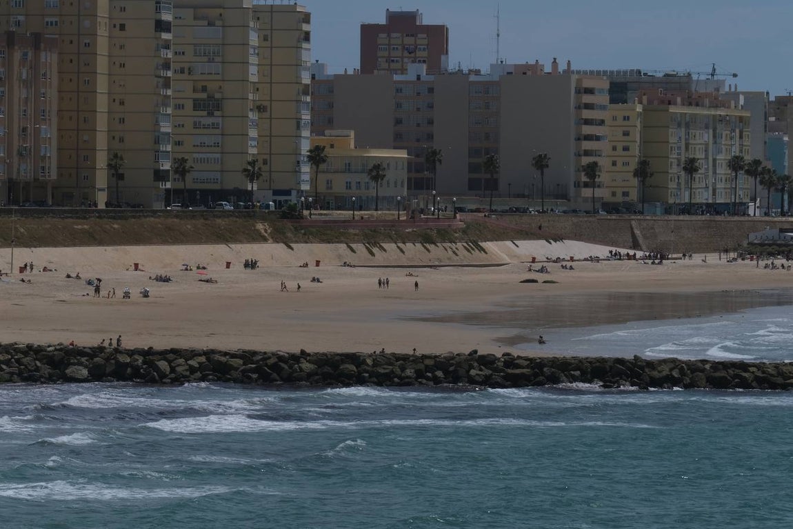 Ambiente en las terrazas y en la playa en Cádiz el primer fin de semana de mayo