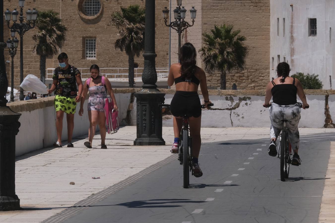 Ambiente en las terrazas y en la playa en Cádiz el primer fin de semana de mayo