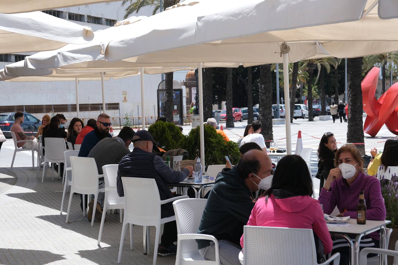 Ambiente en las terrazas y en la playa en Cádiz el primer fin de semana de mayo