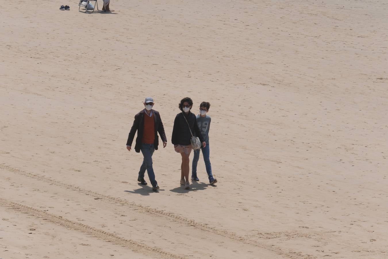 Ambiente en las terrazas y en la playa en Cádiz el primer fin de semana de mayo