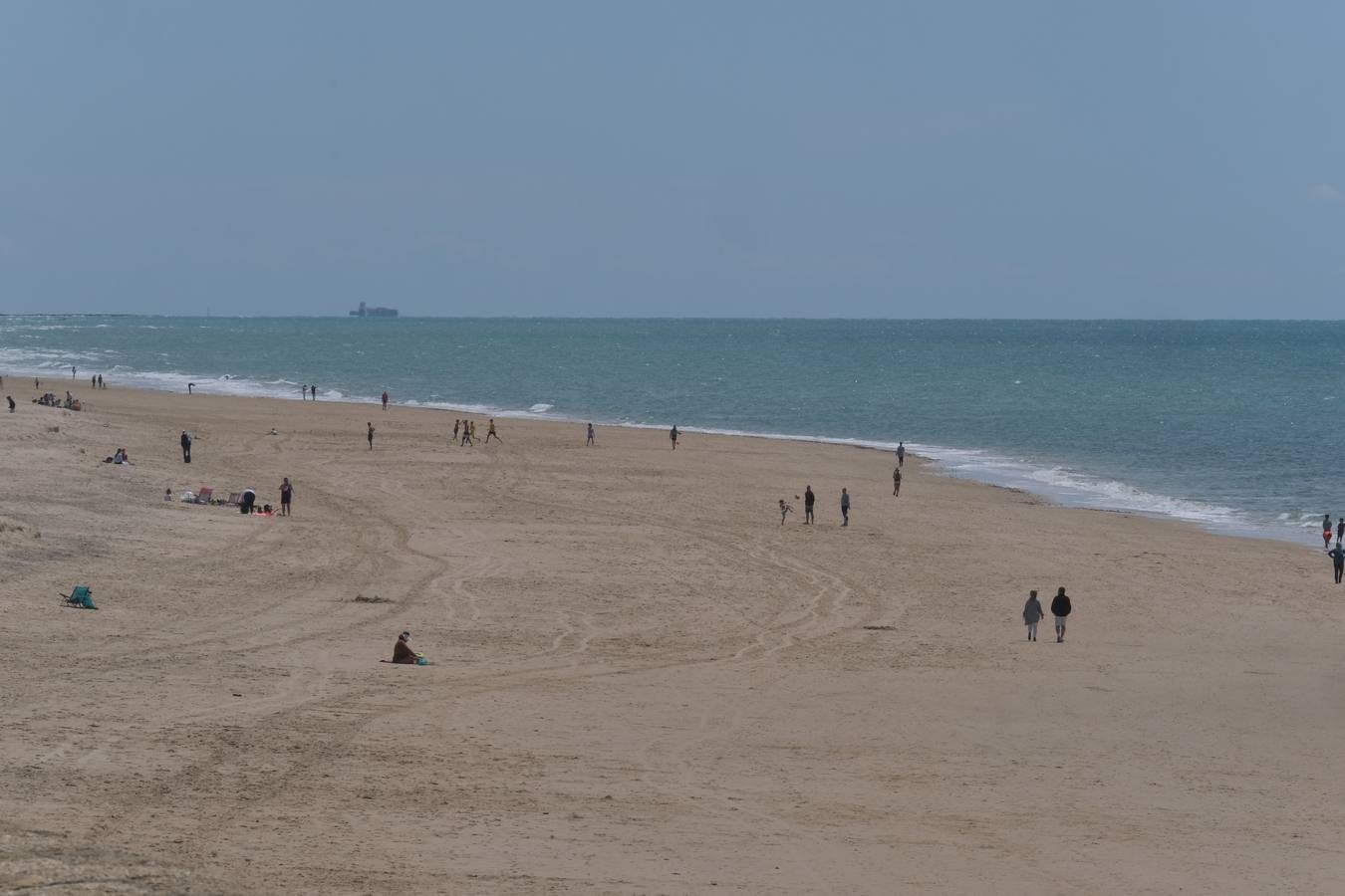 Ambiente en las terrazas y en la playa en Cádiz el primer fin de semana de mayo