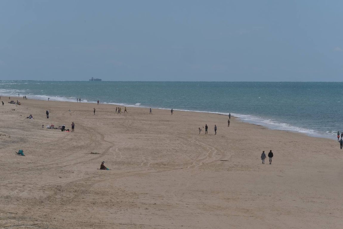 Ambiente en las terrazas y en la playa en Cádiz el primer fin de semana de mayo