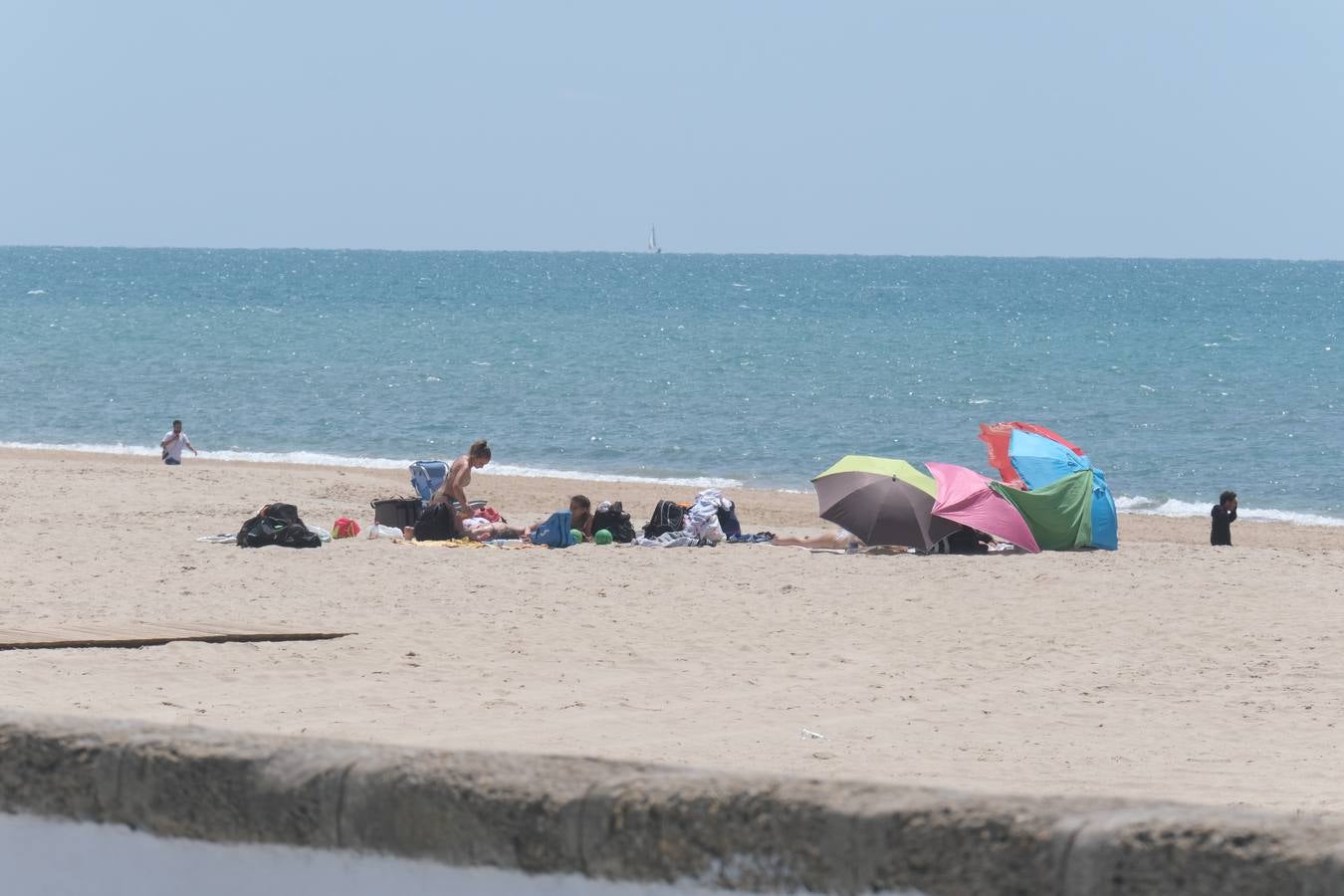 Ambiente en las terrazas y en la playa en Cádiz el primer fin de semana de mayo