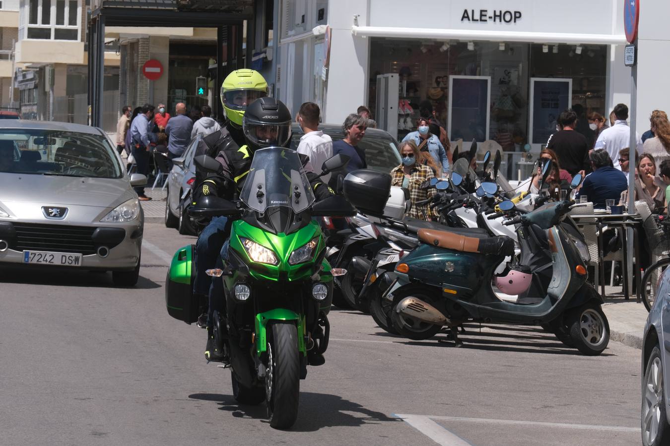 Ambiente en las terrazas y en la playa en Cádiz el primer fin de semana de mayo