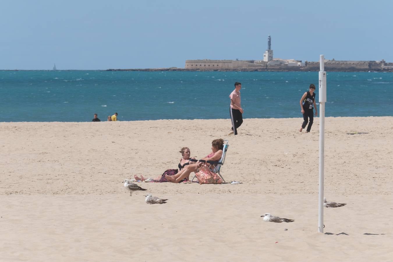 Ambiente en las terrazas y en la playa en Cádiz el primer fin de semana de mayo